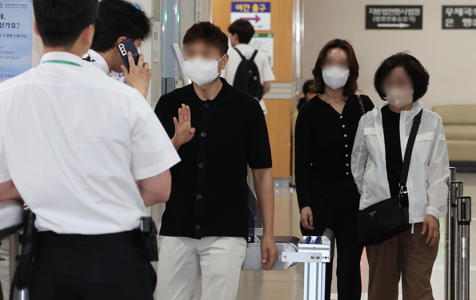 개그맨 박수홍의 출연료 등 62억 원을 빼돌린 혐의를 받는 친형 박 모씨와 형수 이 모씨가 17일 서울 서초구 서울고등법원에서 열린 특정경제범죄가중처벌등에관한법률위반(횡령)등 항소심 1차 공판에 출석하고 있다. 2024.5.17/뉴스1 ⓒ News1 김성진 기자