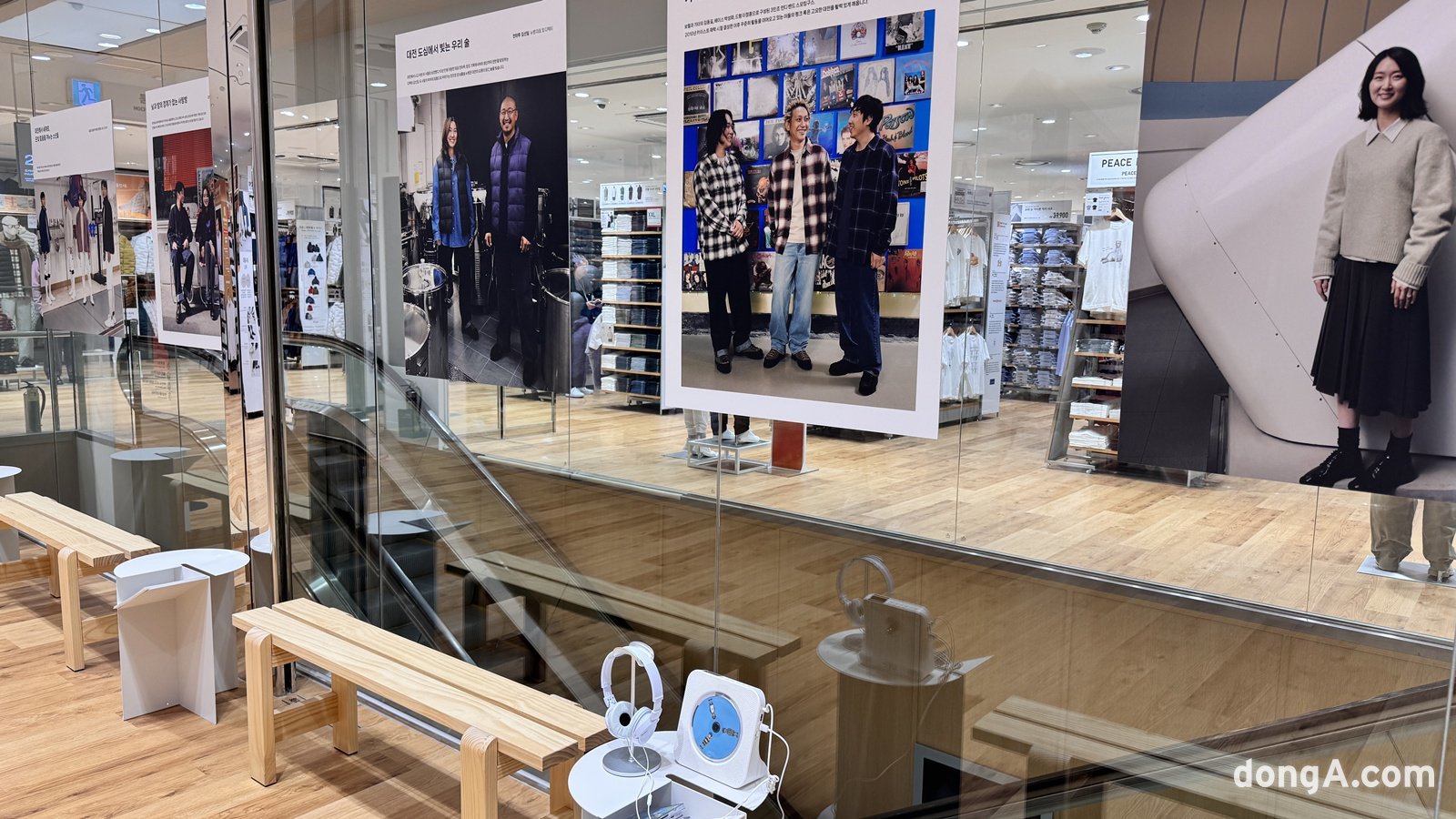 유니클로 롯데백화점 대전점은 매장 가운데 백화점 1층 성심당에서 바로 입장할 수 있는 전용 에스컬레이터를 설치했다.  윤우열 기자 cloudancer@donga.com