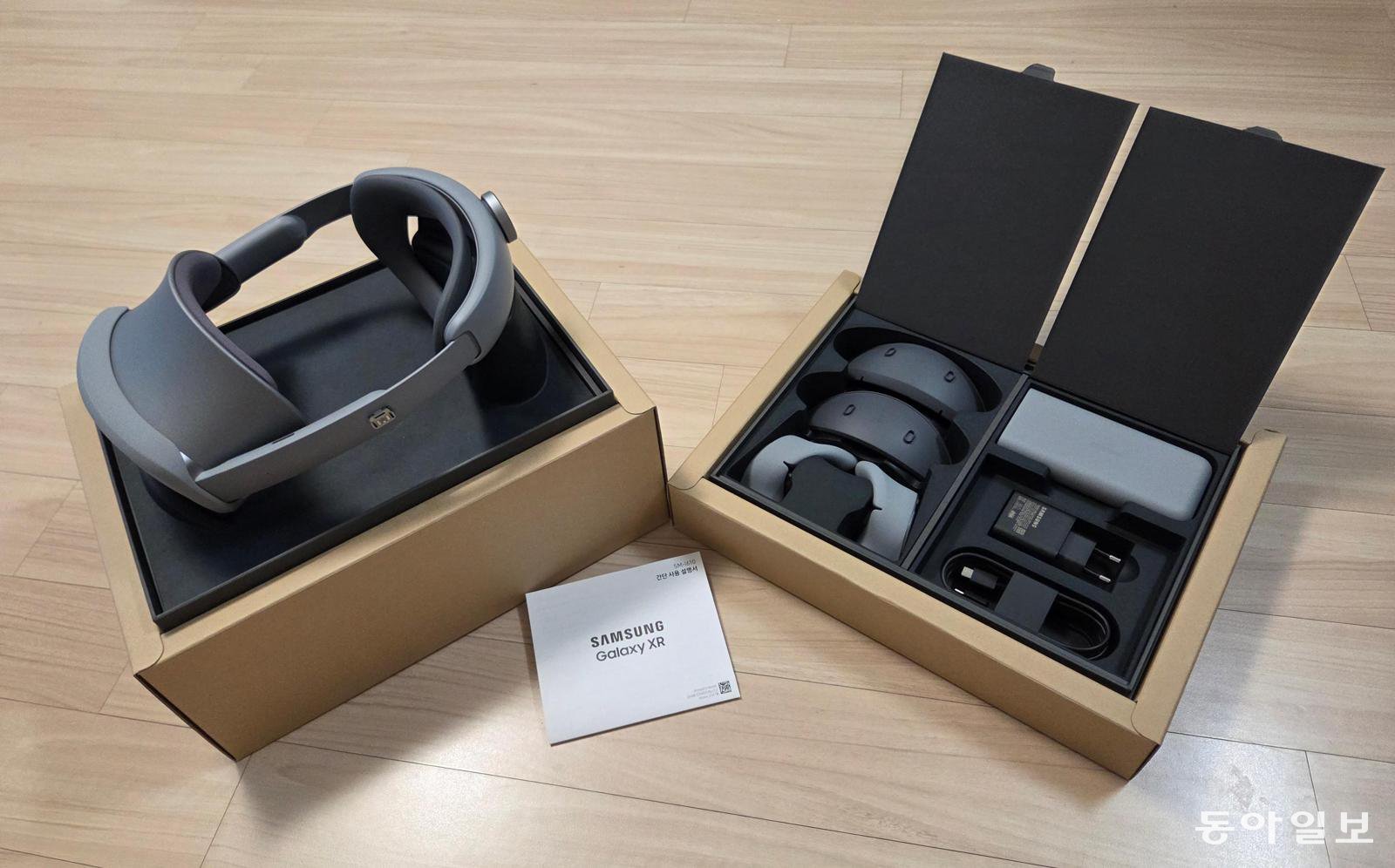 삼성전자 갤럭시 XR은 본체와 글라스 커버, 이마 쿠션, 이마 쿠션 간격조절기, 외부광 차단 패드(좌·우), 전용 배터리 팩, 전원 케이블, 충전기 등으로 구성돼 있다. 이동훈 기자 dh@donga.com