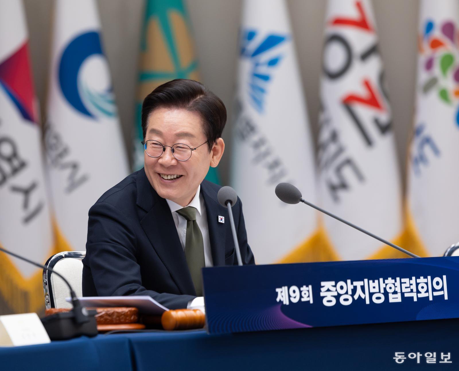 이재명 대통령이 12일 용산 대통령실에서 열린 제9회 중앙지방협력회의에 참석해 있다. 2025.11.12 대통령실 제공 송은석 기자 silverstone@donga.com