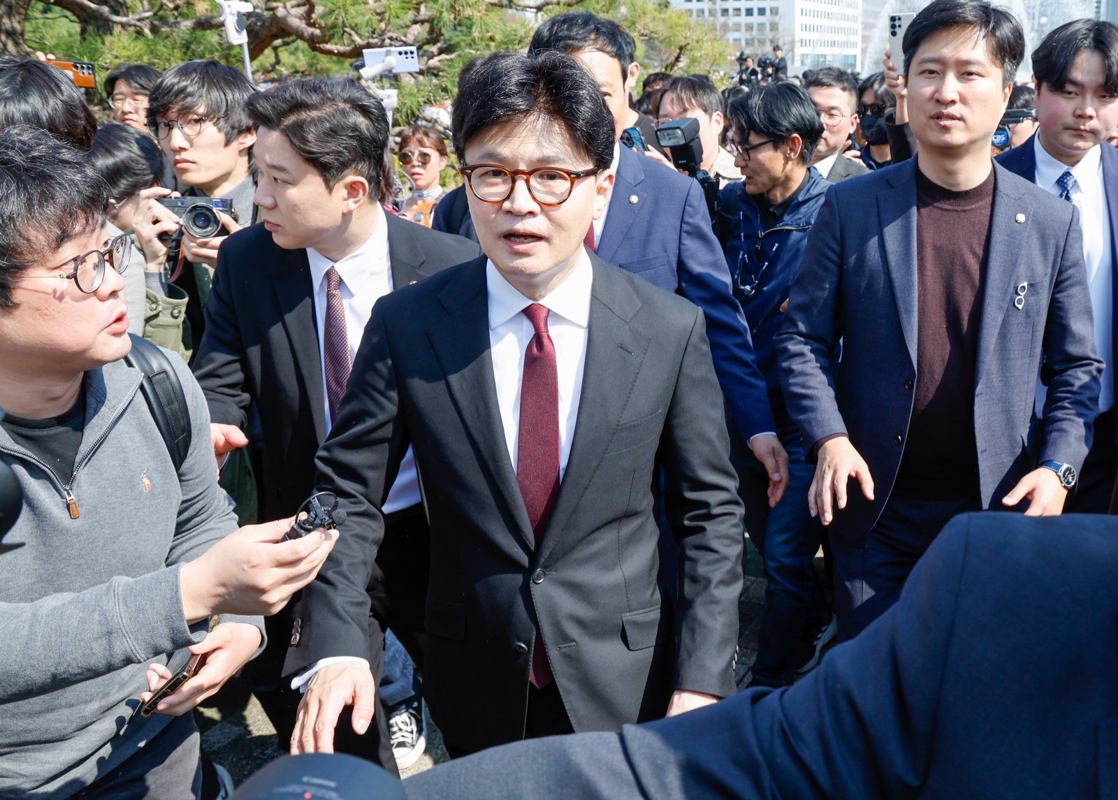한동훈 국민의힘 전 대표가 서울 여의도 국회 분수대 앞에서 제21대 대통령 선거 출마를 선언한 뒤 이동하고 있다. 2025.4.10/뉴스1
