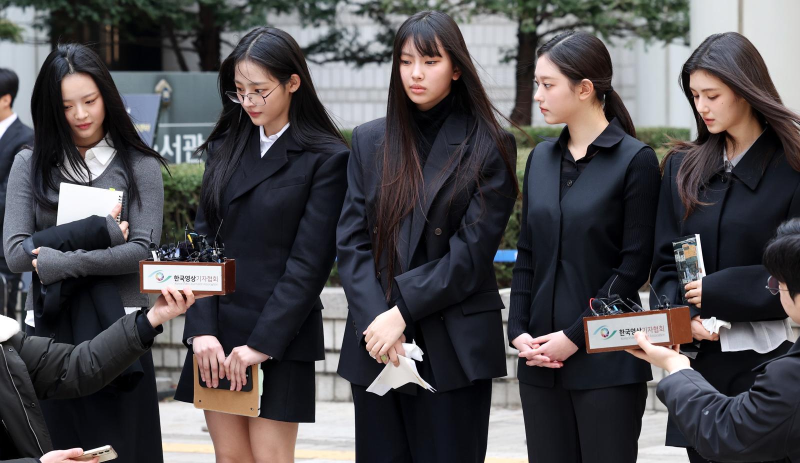 그룹 뉴진스(하니, 민지, 혜인, 해린, 다니엘)가 7일 오후 서울 서초구 서울중앙지방법원에서 열린 ‘어도어, 뉴진스 상대 기획사 지위보전 및 광고계약 체결 등 금지 가처분’ 심문기일을 마친 후 취재진의 질문에 답변하고 있다. 2025.03.07 [서울=뉴시스]