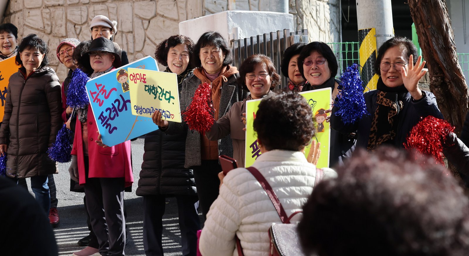 2026학년도 대학수학능력시험(수능)을 하루 앞둔 12일 서울 마포구 학력 인정 평생학교인 일성여자중고등학교에서 후배들이 선배 만학도를 응원하고 있다. 2025.11.12/뉴스1