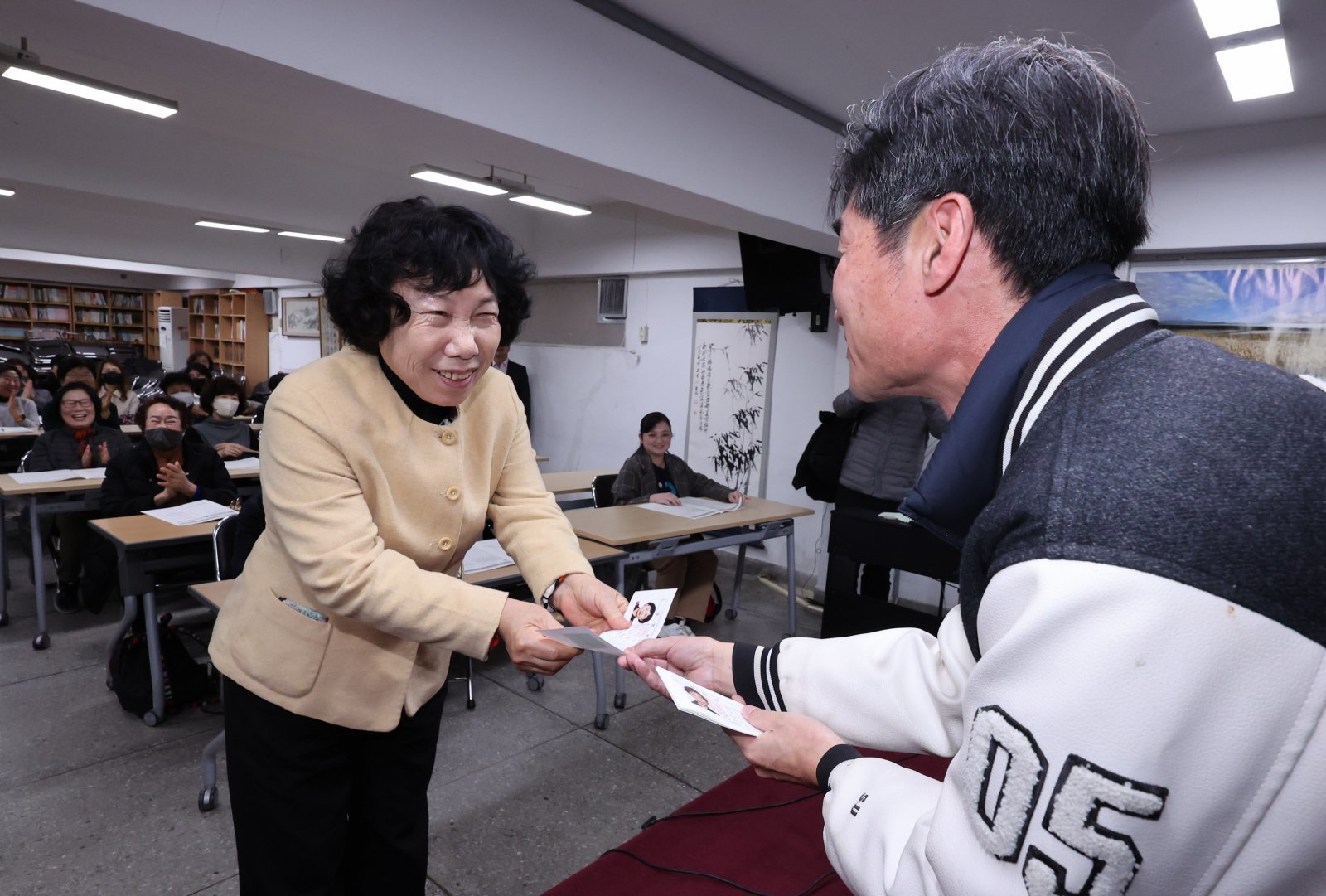 2026학년도 대학수학능력시험(수능)을 하루 앞둔 12일 서울 마포구 학력 인정 평생학교인 일성여자중고등학교에서 최고령 수험생인 서혜숙(78)씨가 수험표를 받고 있다. 2025.11.12/뉴스1