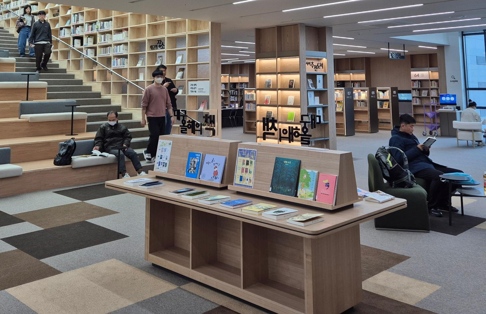 최근 대구 남구 대구도서관을 찾은 시민들이 열람실 내 다양한 공간에서 책을 읽고 있다. 대구시 제공