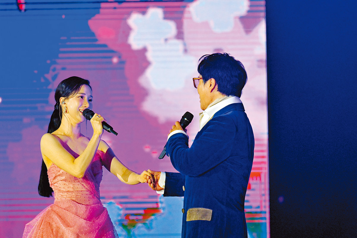 재능기부로 콘서트를 빛내준 가수 리아킴과 김종환. 국제위러브유운동본부 제공