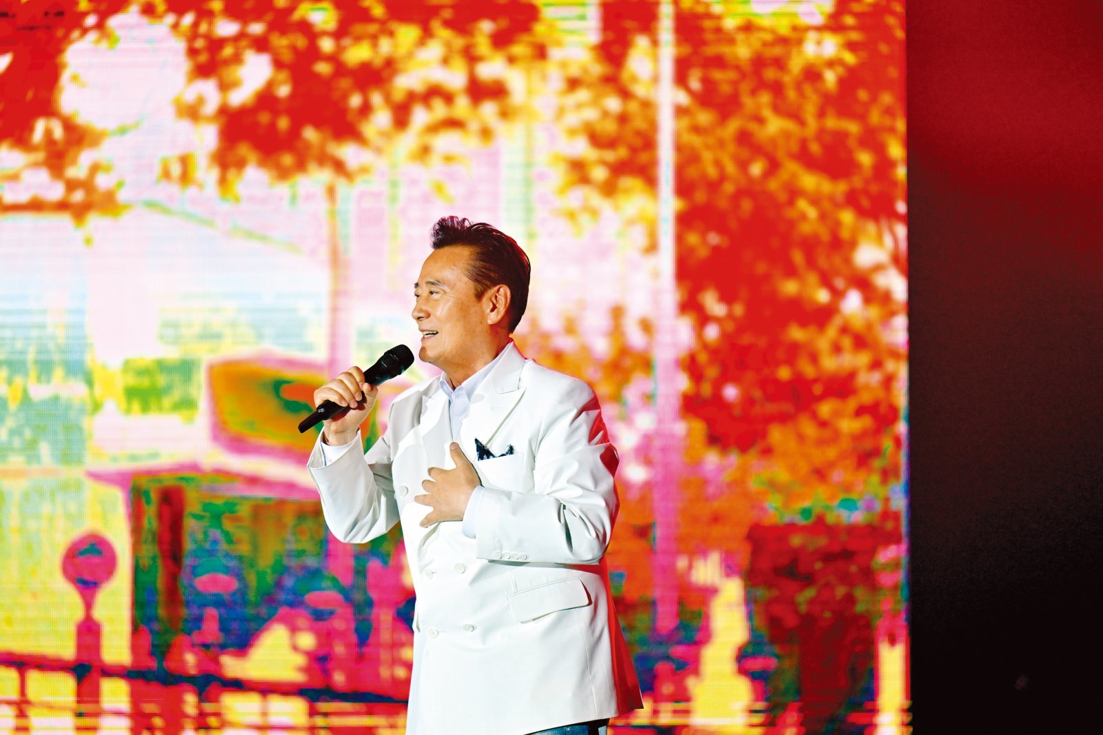 재능기부로 콘서트를 빛내준 가수 겸 배우 김성환.  국제위러브유운동본부 제공