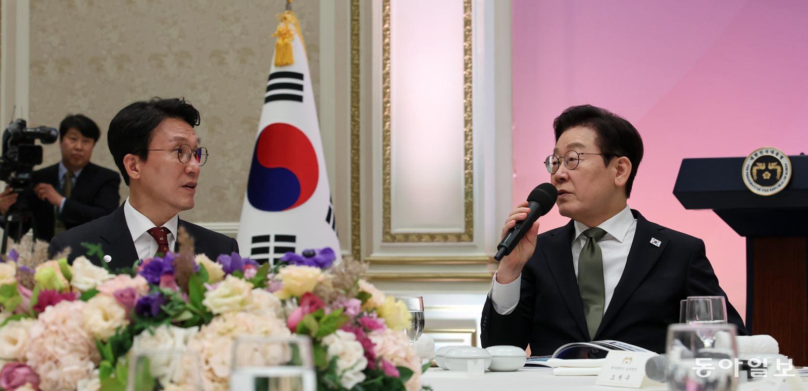 이재명 대통령과 김민석 국무총리가 12일 오후 서울 청와대 영빈관에서 열린 시장 구청장 초청 국정설명회 및 오찬간담회에서 대화를 하고 있다. 2025.11.12 송은석 기자 silverstone@donga.com