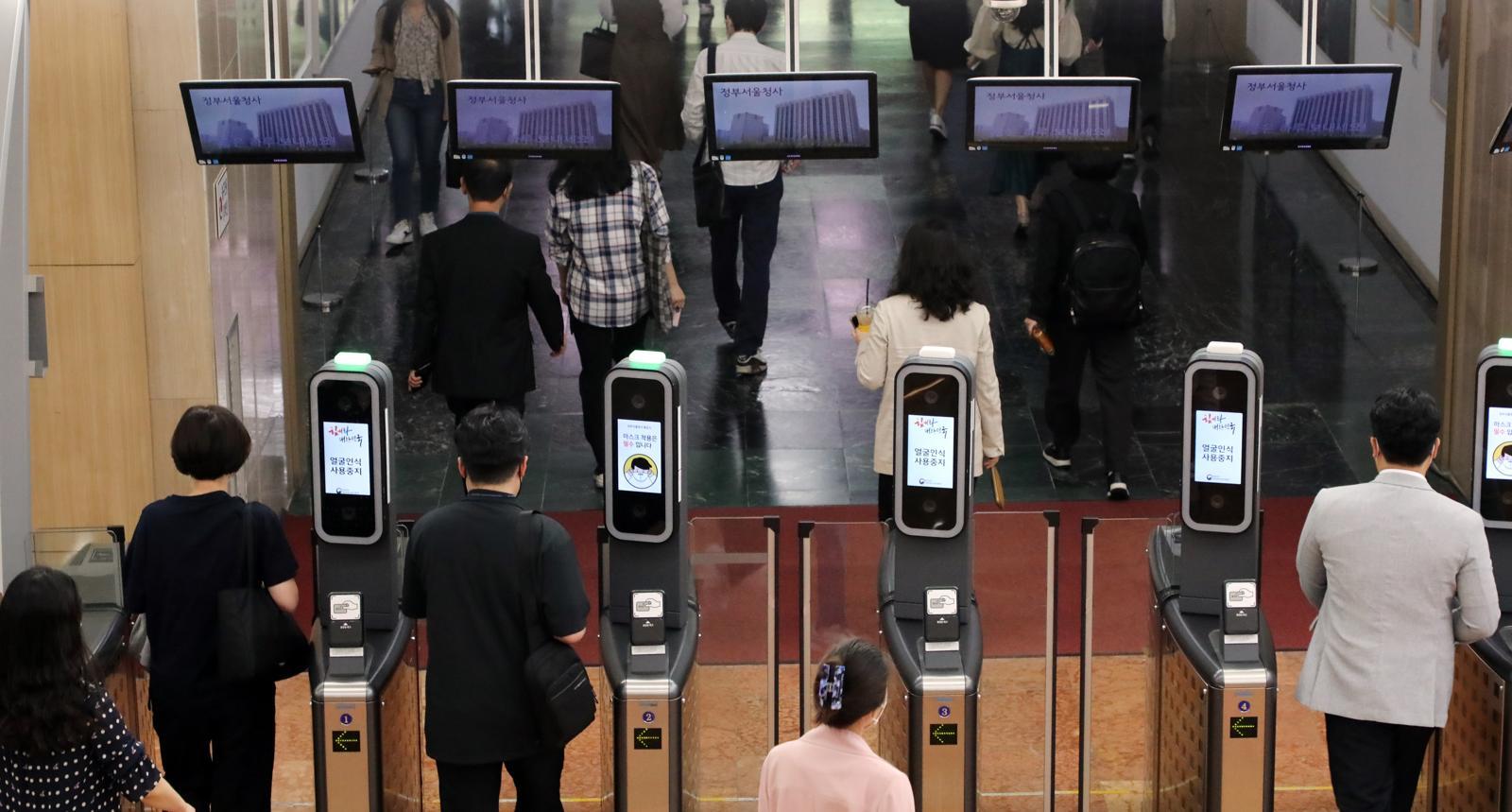 서울 종로구 세종대로 정부서울청사로 공무원들이 출근하는 모습. 2022.5.19 뉴스1