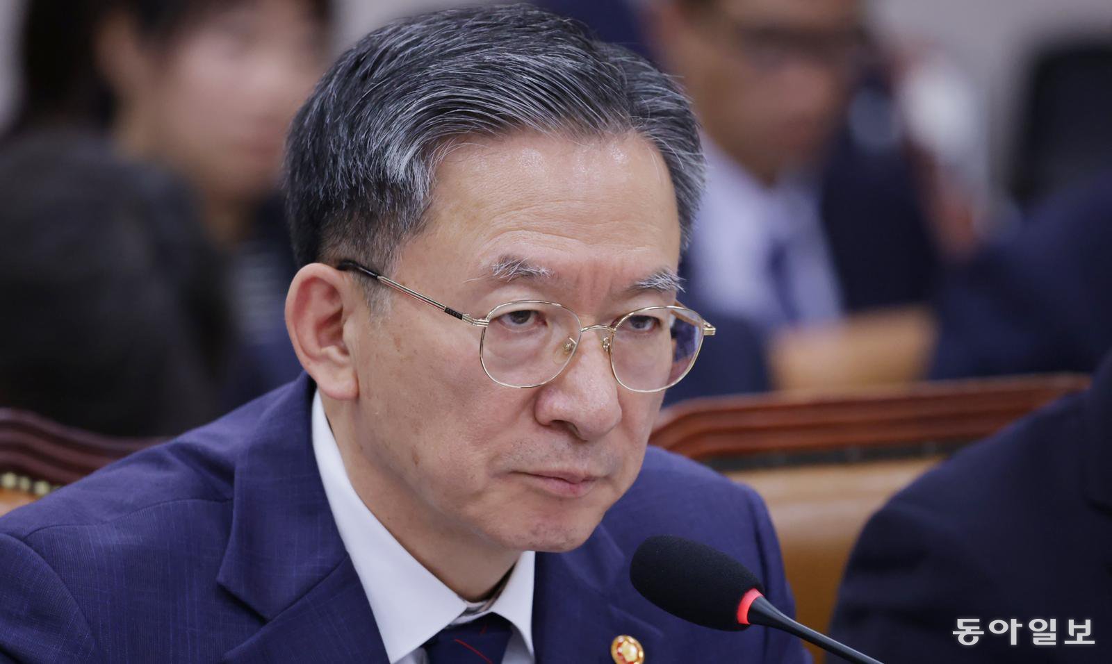 정성호 법무부 장관이 12일 오후 서울 여의도 국회에서 열린 법제사법위원회 전체회의에 출석해 의원 질의를 듣고 있다. 박형기 기자 oneshot@donga.com