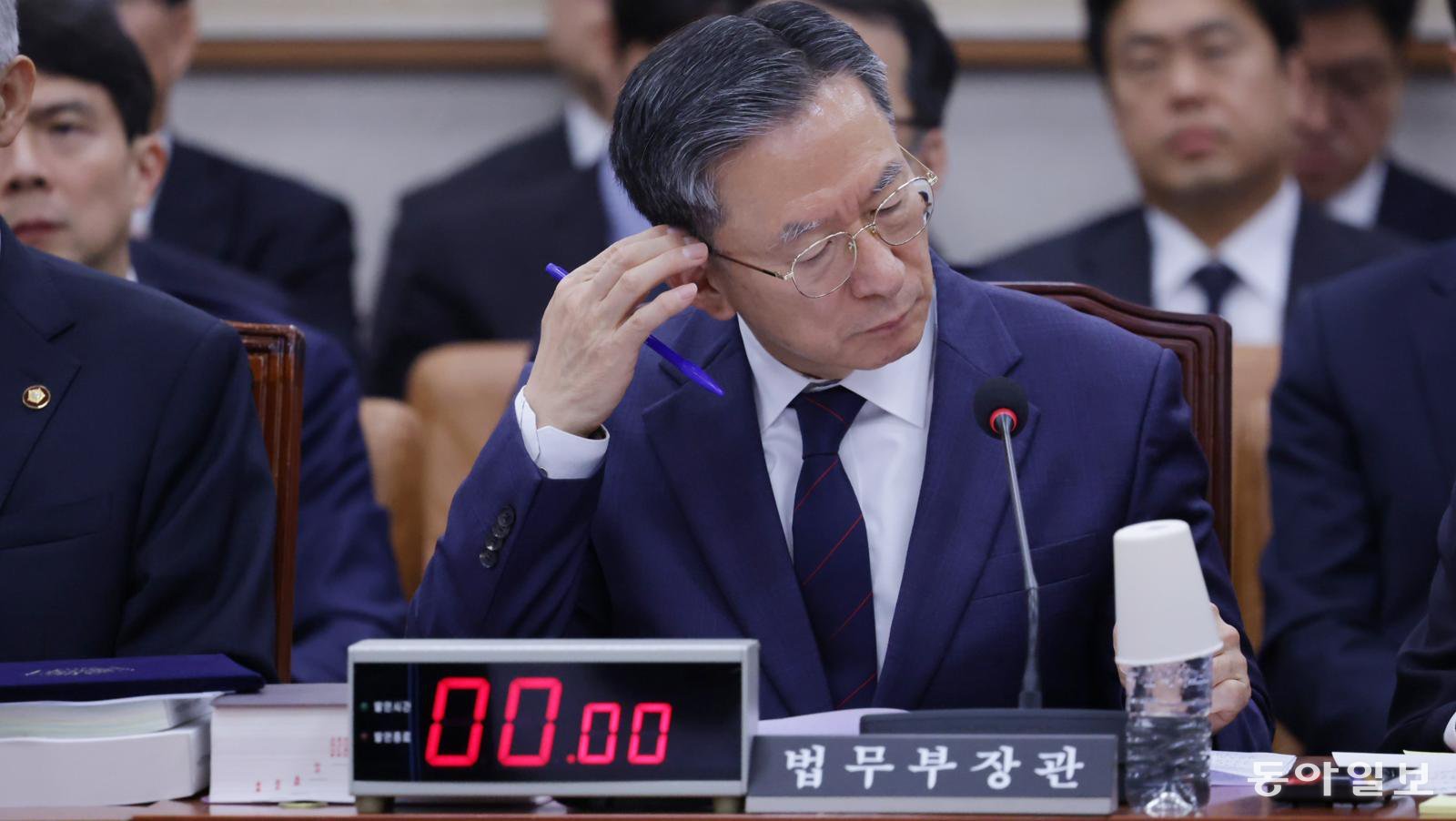 정성호 법무부 장관이 12일 오후 서울 여의도 국회에서 열린 법제사법위원회 전체회의에 출석해 의원 질의를 듣고 있다. 박형기 기자 oneshot@donga.com