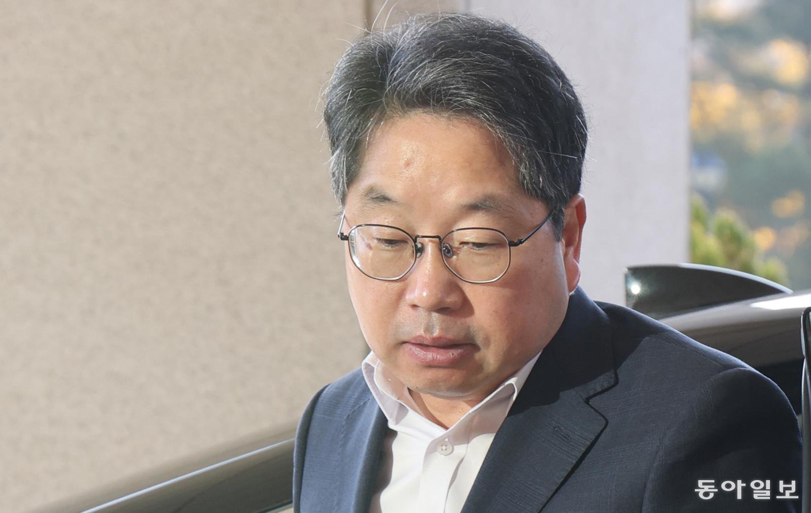 노만석 검찰총장 직무대행이 12일 서울 서초구 대검찰청으로 출근하고 있다. 홍진환 기자 jean@donga.com