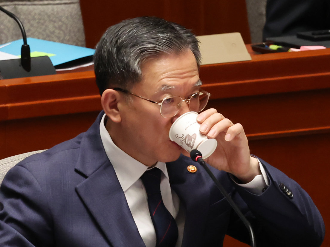 정성호 법무부 장관이 12일 서울 여의도 국회에서 열린 예산결산특별위원회 전체회의에 출석해 목을 축이고 있다. 뉴스1