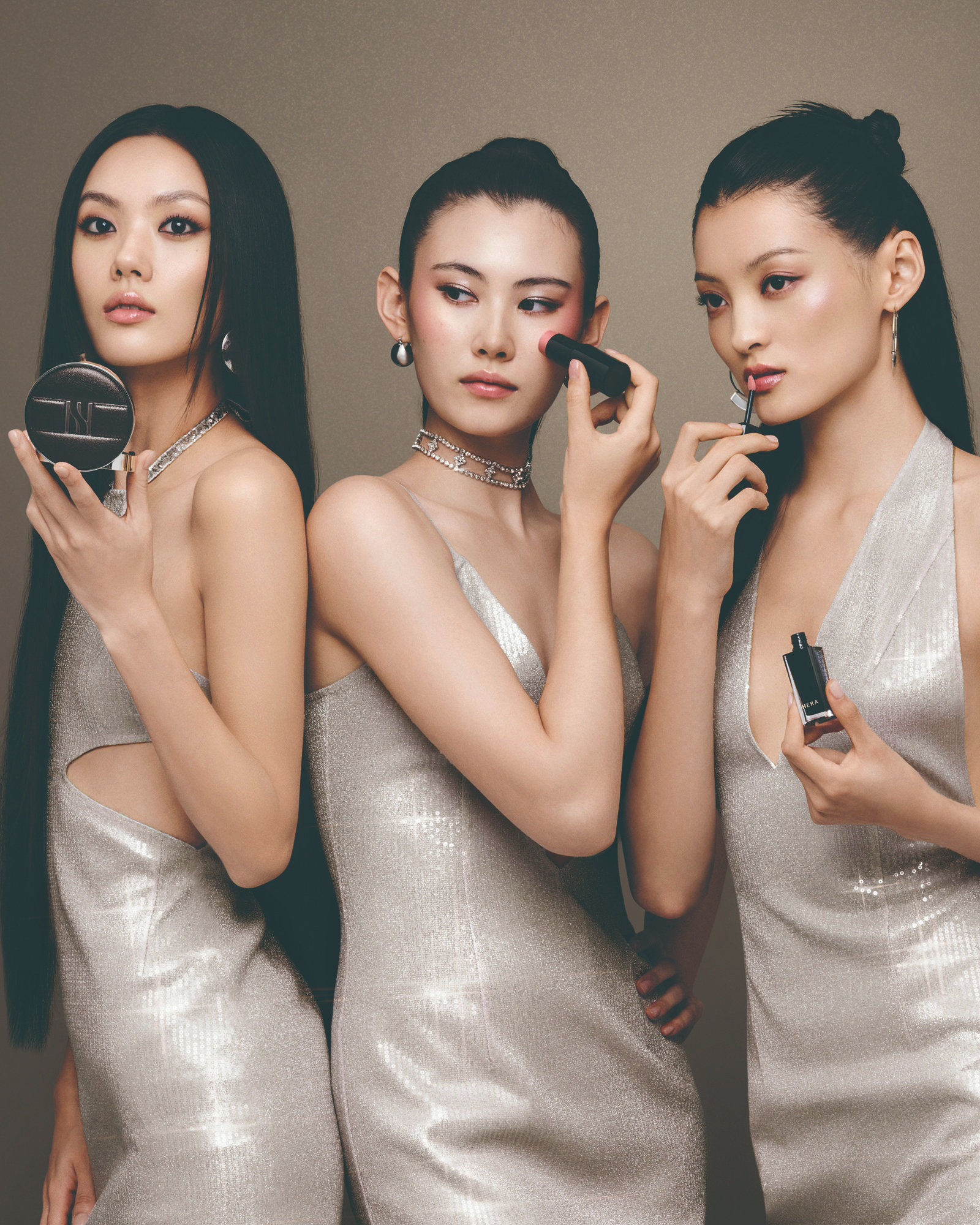 헤라 2025 홀리데이 컬렉션 ‘올 댓 글램’과 이를 사용한 모델들. 은은하게 빛나고 따뜻한 느낌을 주는 제품들로 구성했다. 아모레퍼시픽 제공
