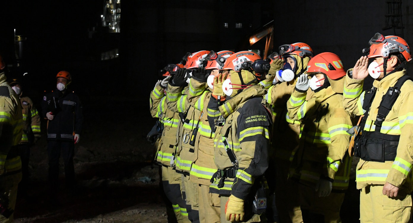 12일 오전울산화력발전소 붕괴 현장에서 수습된 매몰자를 병원으로 이송하기에 앞서 구조대원들이 도열해 거수경례를 하고 있다. (소방청 제공) 2025.11.12 뉴스1