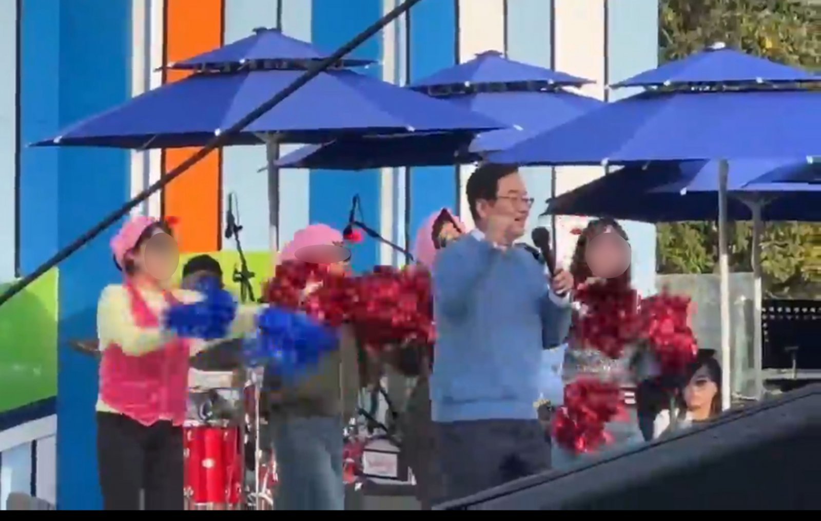 지난 6일 광주 북구 동강대에서 진행된 KBS 전국노래자랑 광주 북구편 녹화 당시 문인 북구청장과 여간부들이 퍼포먼스를 하고 있다. (독자 제공) 2025.11.12 뉴스1