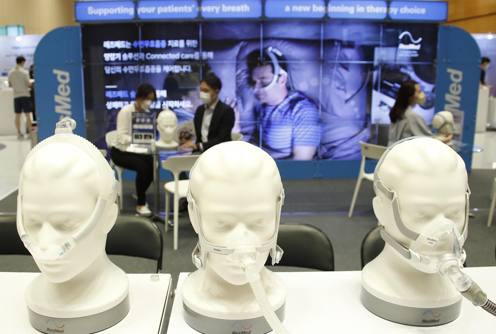 한 박람회에서 관람객들이 수면무호흡증 관리를 돕는 양압기를 살펴보고 있다. /뉴스1