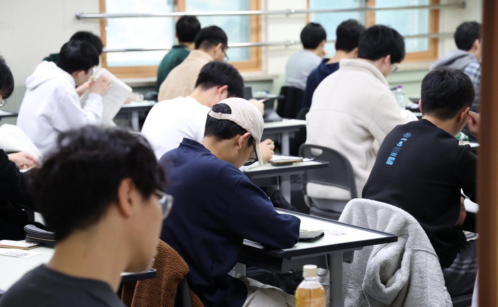 2026학년도 대학수학능력시험일인 13일 오전 경기도교육청 제30지구 제17시험장인 수원시 영통구 효원고등학교에서 수험생들이 시험 준비를 하고 있다. 2025.11.13. [수원=뉴시스]