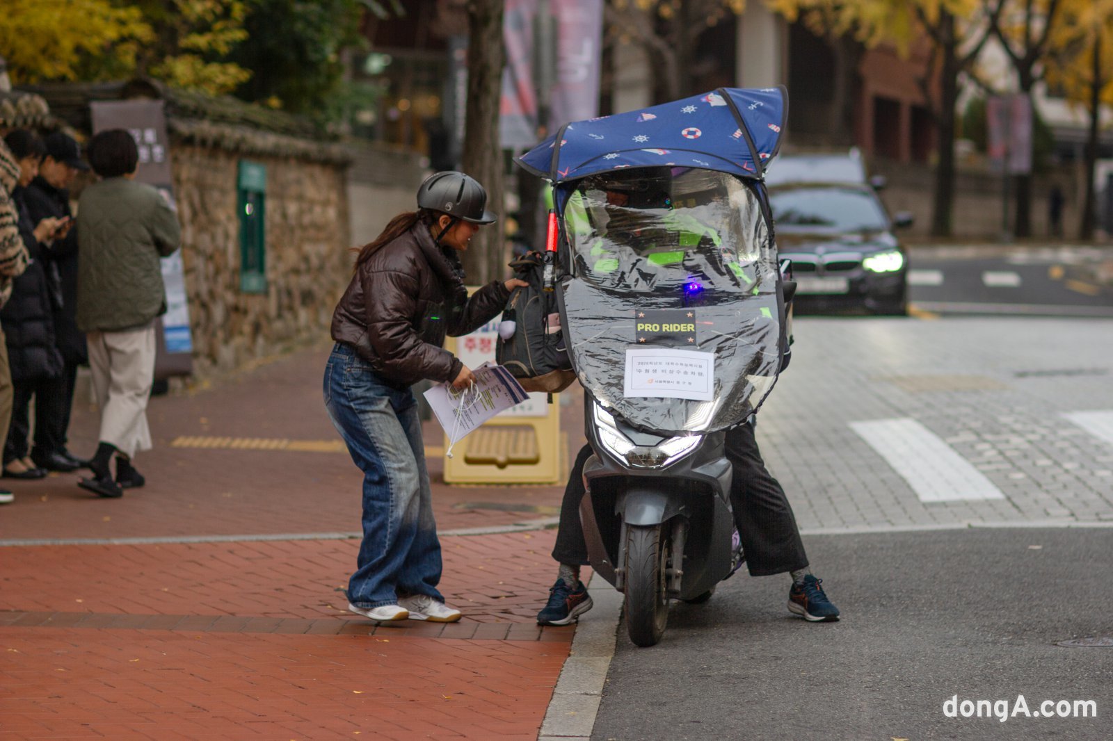 비상수송차량에 탑승해 꾸벅 인사를 건내는 한 수험생. 김영호 기자 rladudgh2349@donga.com