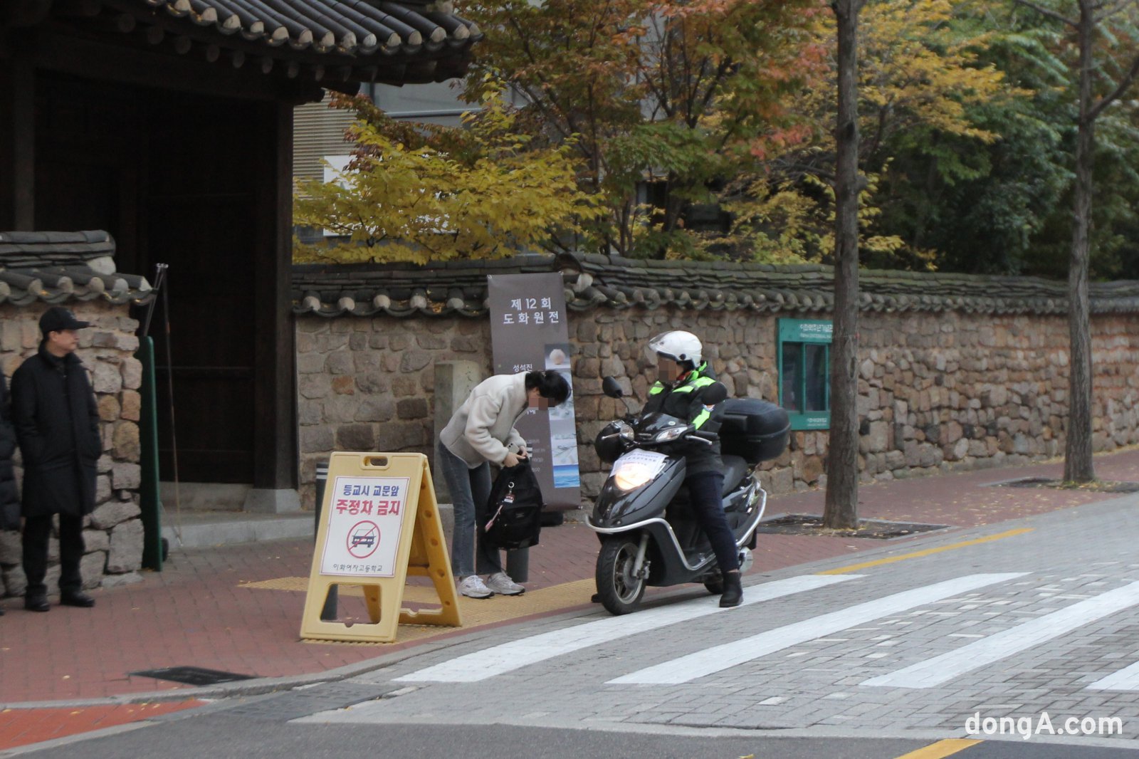 허리를 숙여 감사인사를 전하는 학생에게 환하게 웃어보이며 응원을 전하는 비상수송차량 봉사자. 김영호 기자 rladudgh2349@donga.com