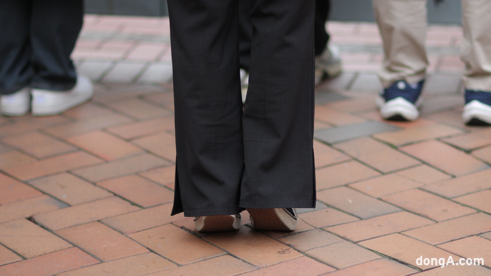 까치발을 들며 아이들이 사라질 때까지 시선을 놓지 않은 한 학부모. 김영호 기자 rladudgh2349@donga.com