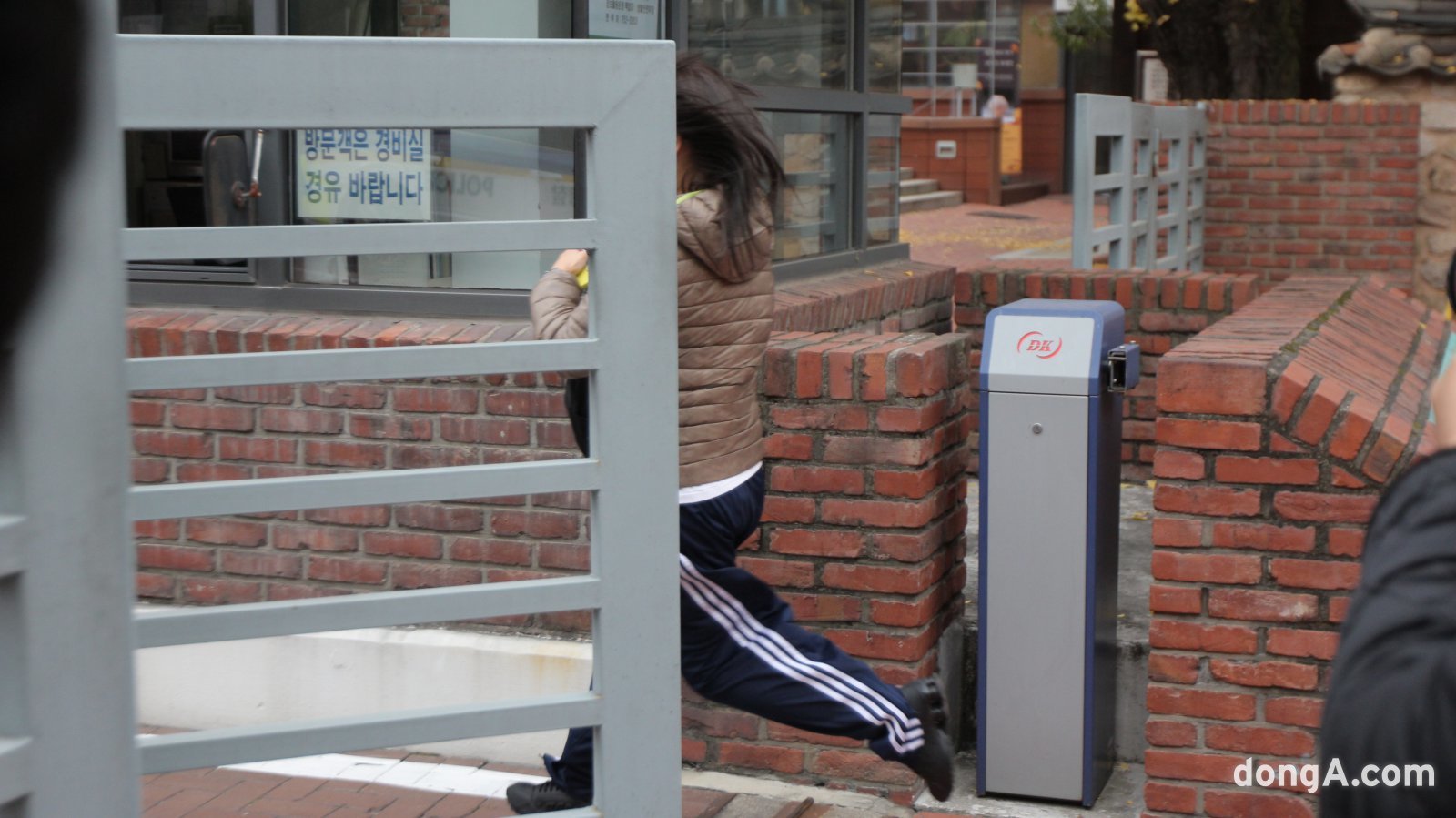 입실 마감 시간이 임박해 뛰어 들어가는 수험생의 모습. 김영호 기자 rladudgh2349@donga.com