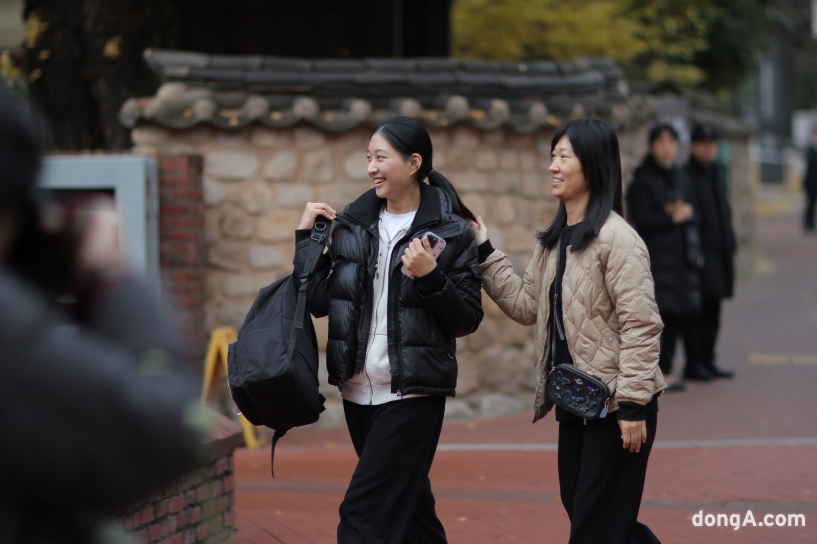 한 학부모가 수능을 보는 자녀에게 응원을 건내며 배웅하고 있다. 김영호 기자 rladudgh2349@donga.com