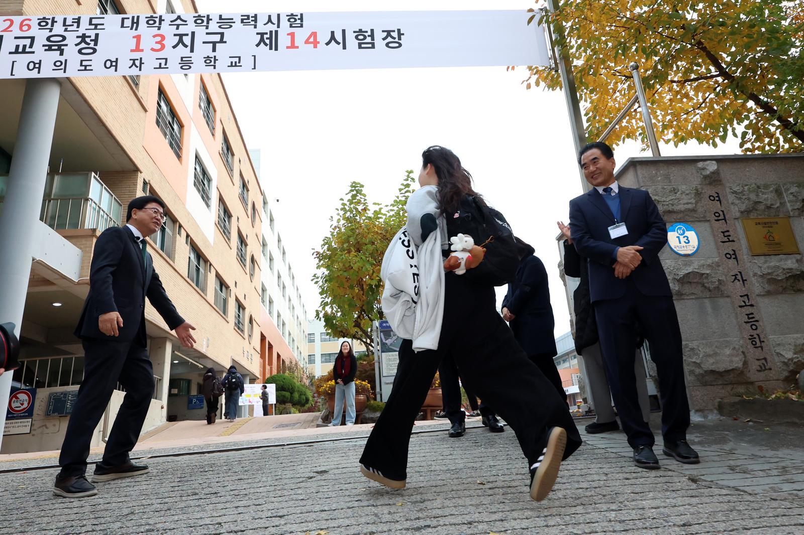 2026학년도 대학수학능력시험(수능)일인 13일 오전 서울 영등포구 여의도여자고등학교 수능 시험장에 수험생 입실하고 있다. 2025.11.13 뉴시스