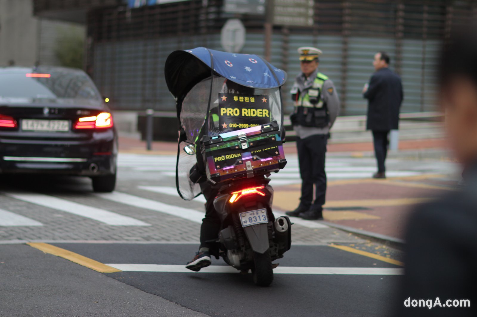 비상수송차량이 붙은 오토바이 뒤에 ‘투잡 환영’이라는 글자가 적혀있다. 김영호 기자 rladudgh2349@donga.com