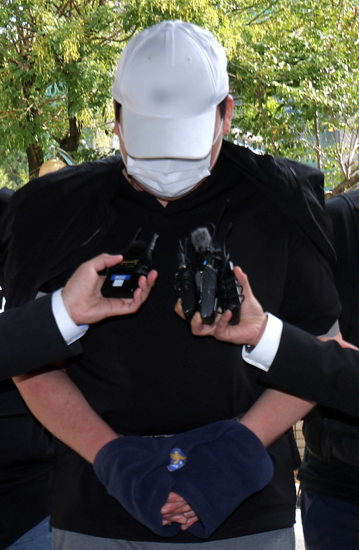 군산 살인 및 사체유기 혐의 A씨(40대)가 전북 군산시 전주지방법원 군산지원에서 구속 전 피의자심문(영장실질심사)에 출석하고 있다. 2025.9.30/뉴스1