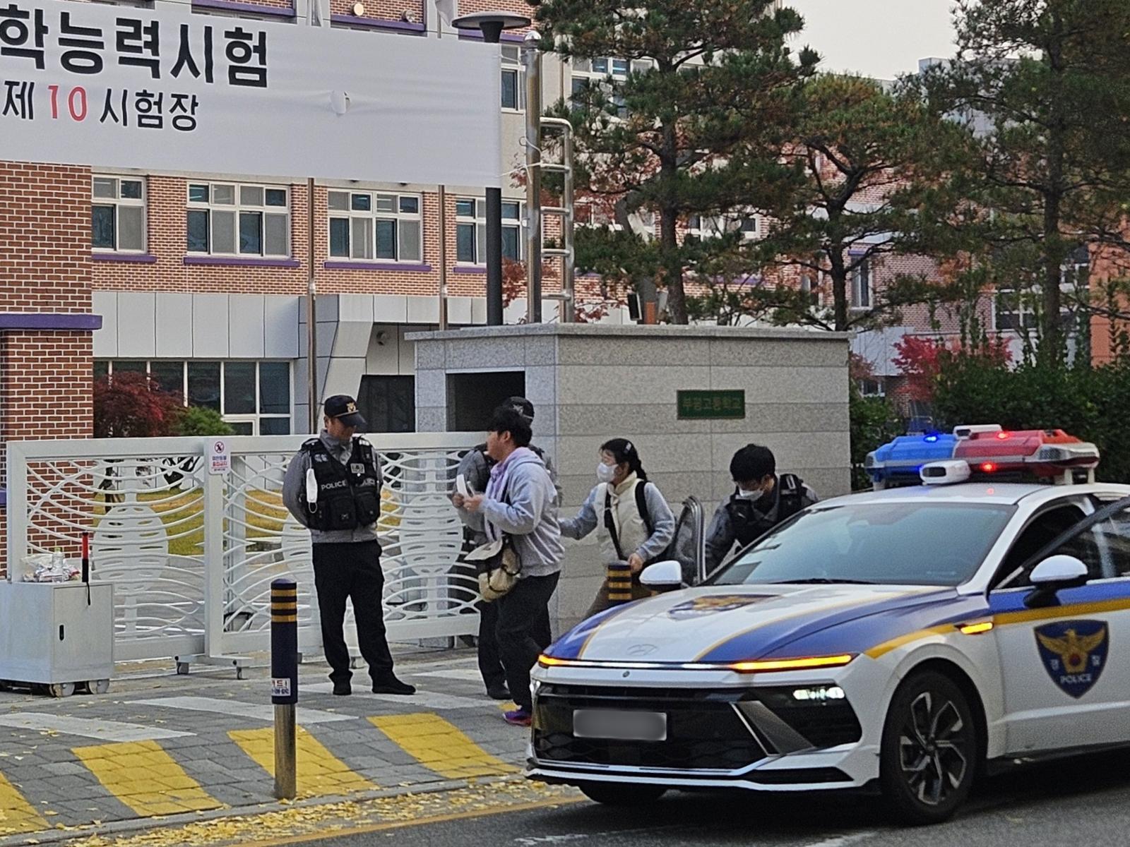 2026학년도 대학수학능력시험날인 13일 오전 인천 부평구 부평고등학교 교문에서 한 수험생이 입실 마감 직전 순찰차에서 내려 급히 시험장으로 들어가고 있다. 2025.11.13 인천=뉴시스