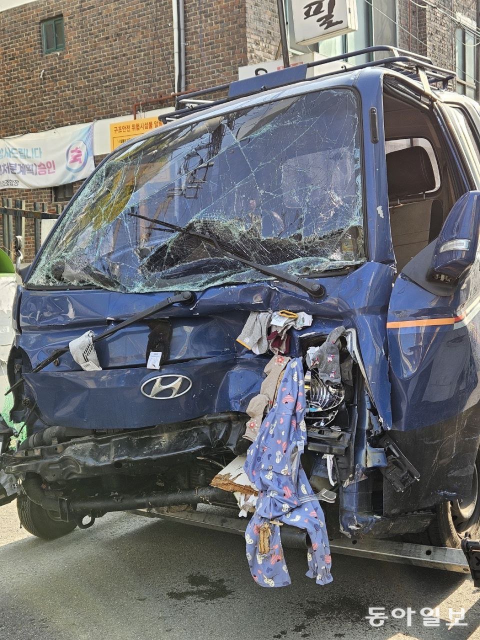 부천 시장 돌진차량 견인 중 찍은 사진. 부천=공승배 기자