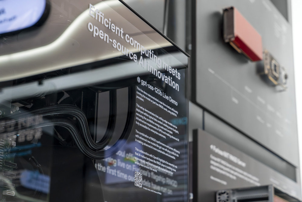 퓨리오사AI는 gpt-oss 120B 모델을 두 대의 RNGD 카드로 구동하는 라이브 데모를 전시했다 / 출처=IT동아