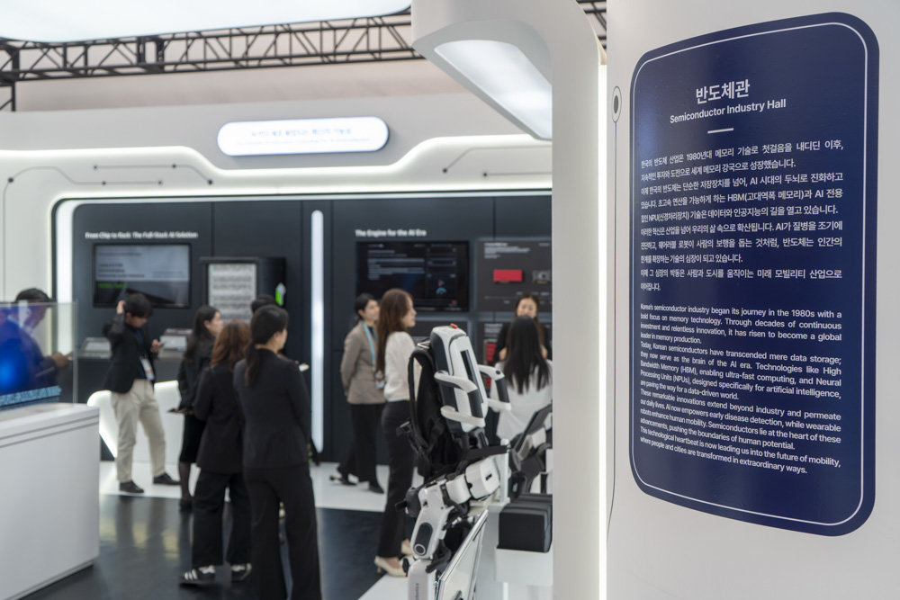 K-비즈니스 스퀘어 내부에 첨단미래산업관, 지역기업관 등 다섯 종류의 전시관이 마련돼 있다 / 출처=IT동아