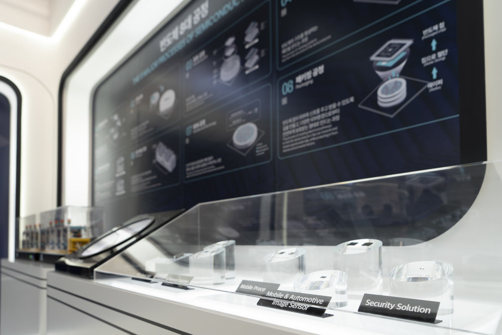 첨단미래산업관은 삼성전자를 비롯해 퓨리오사AI, 리벨리온, 루닛, 엔젤로보틱스가 전시한다 / 출처=IT동아