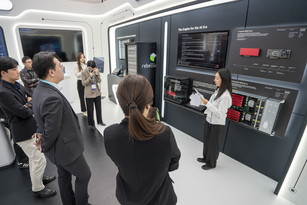 참관객들이 도슨트를 따라 AI 반도체 관련 정보를 보고 있다 / 출처=IT동아