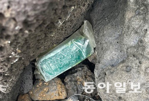 12일 제주시 우도면 연평리 해안가에서 수거된 차 봉지 형태의 마약류 추정 물체. 제주지방해양경찰청 제공