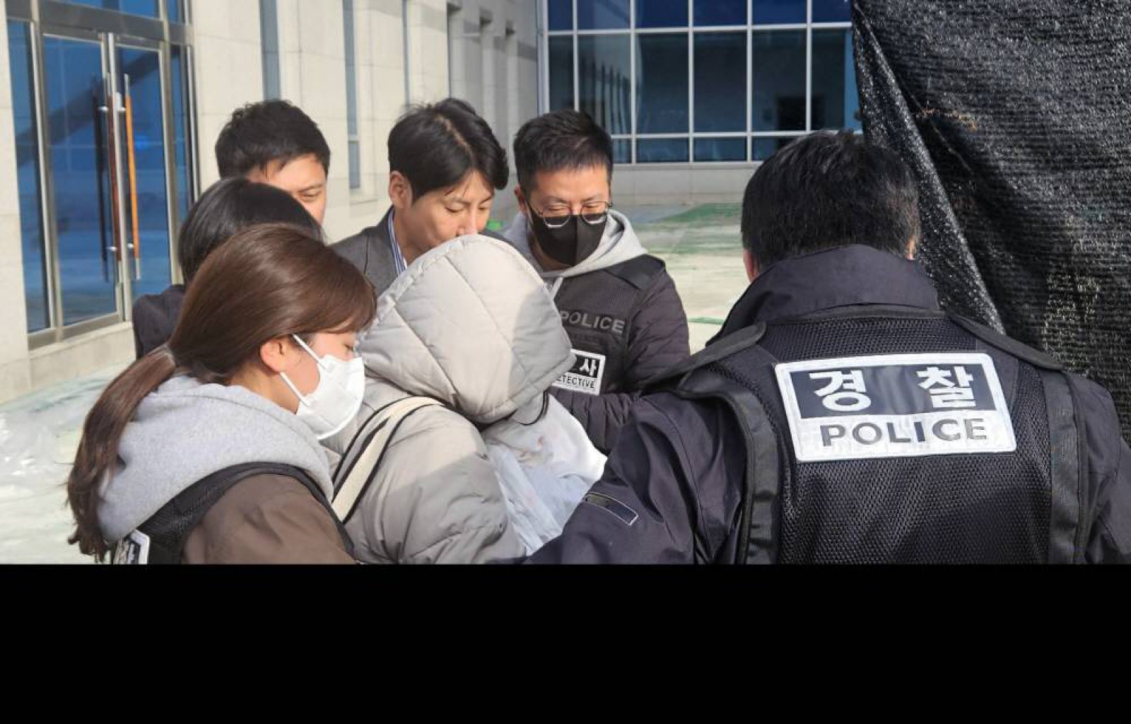 생후 일주일 된 장애아를 숨지게 한 혐의로 구속영장이 청구된 A(30대·여)씨가 25일 오후 청주지방법원에서 구속 전 피의자 심문을 받은 뒤 건물 밖으로 나오고 있다.2024.11.25 뉴스1