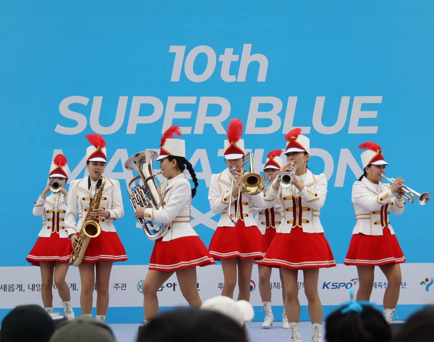 롯데월드 밴드의 ‘제10회 슈퍼블루마라톤’ 축하공연.