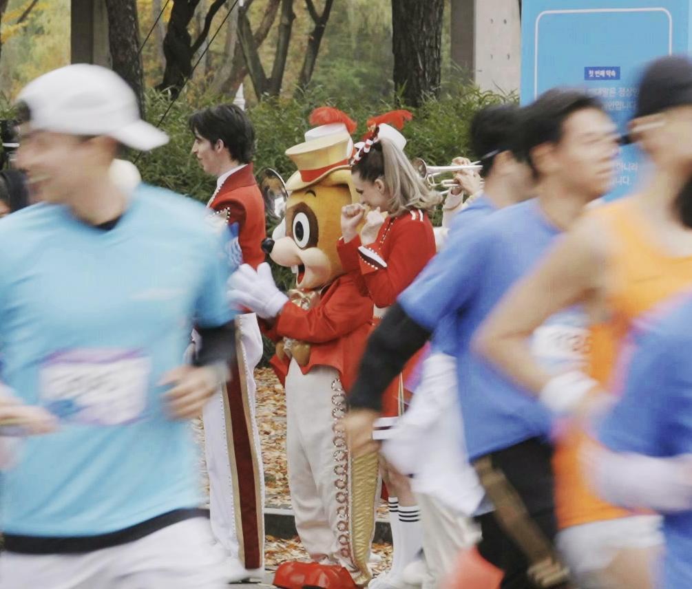 롯데월드의 대표 캐릭터인 로티와 로리가 대회 현장을 찾아 참가자들을 응원하고 있다.