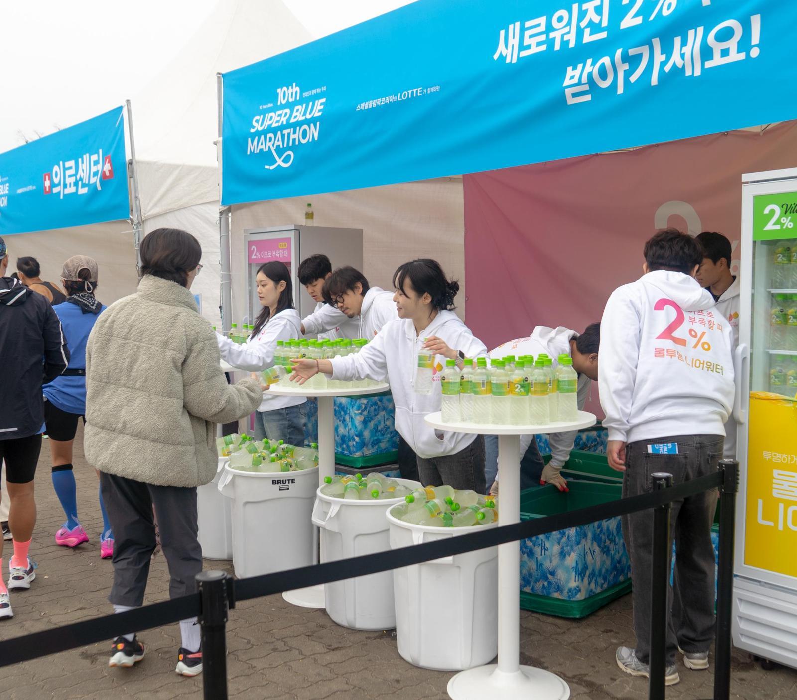 롯데칠성음료의 ‘2%부족할때’ 홍보 부스에서 참가자들에게 음료를 나눠주고 있다.