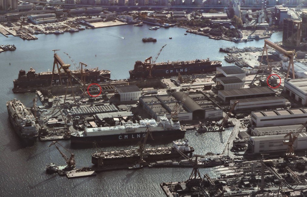 중국 다렌조선소에서 건조중인 004함 일부 모습. 빨간원이 원자로 격납 용기로 보인다. X(구 트위터) 캐버