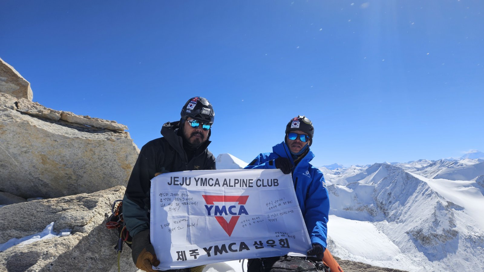 제주 산악인들이 지난 2일 세계 최초로 히말랴야 추아파크Ⅲ 등반에 성공한 후 기념 촬영을 하고 있다. 이번 제주 원정대의 김동진 대장(오른쪽)과 김현철 대원. 제주YWCA산우회 제공