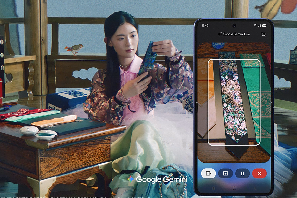 ‘근본이즘’ 열풍으로 유통업계에서는 전통과 복고를 활용한 콘텐츠를 경쟁적으로 선보이고 있다. 민화 ‘일월오봉도’를 모티브로 한 삼성전자 갤럭시 폴더블 신제품 광고. 각 사 제공