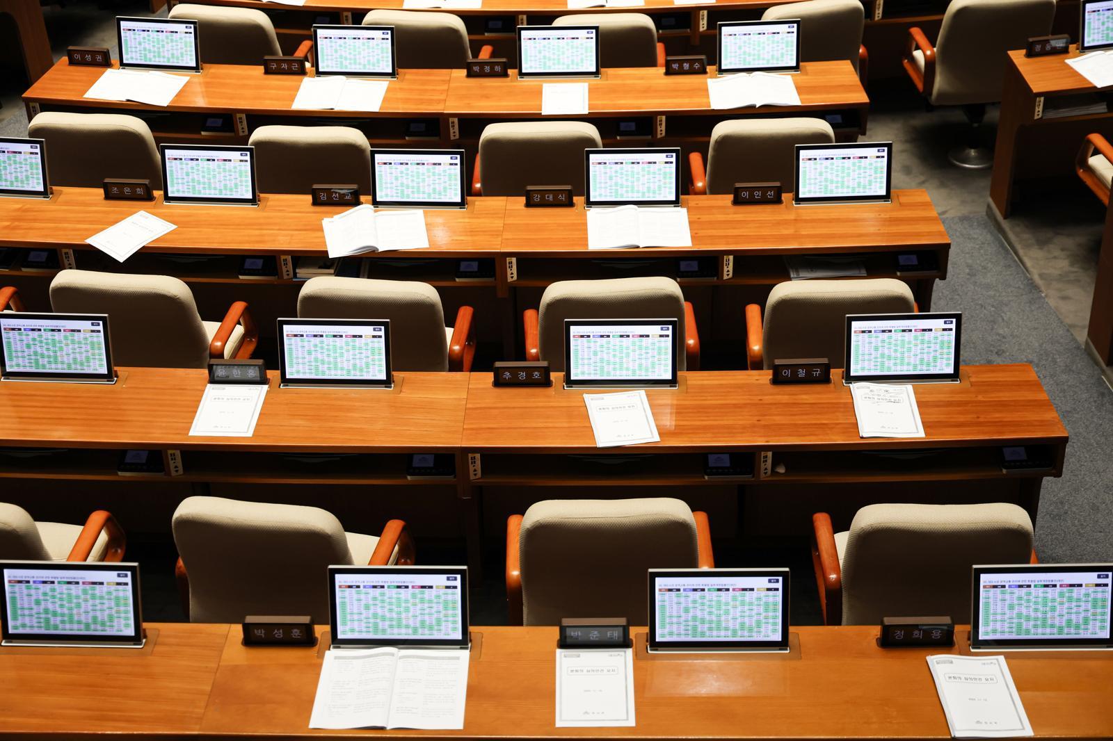 13일 서울 여의도 국회에서 열린 제429회국회(정기회) 12차 본회의에서 김윤덕 국토교통부 장관 회의 불참에 대해 항의하다 떠난 국민의힘 의원들의 빈자리가 보이고 있다. 2025.11.13 뉴스1