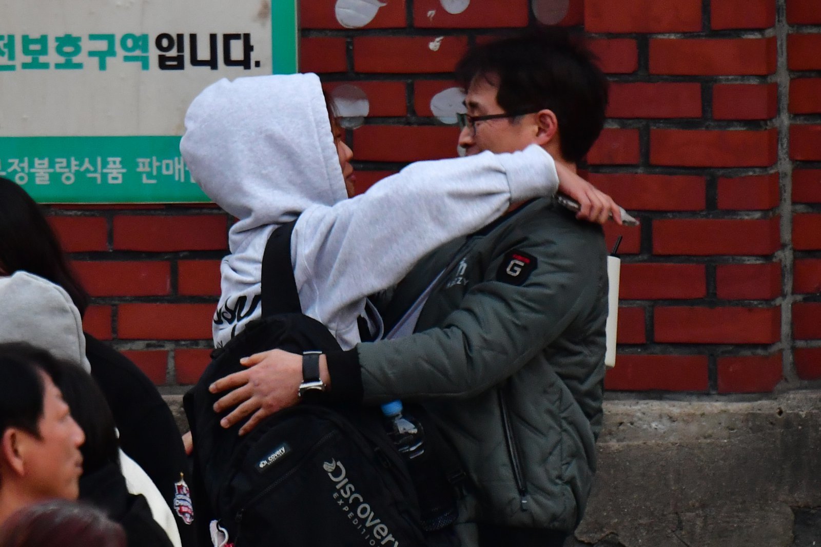 13일 오후 경북 포항유성여고에서 2026학년도 수학능력시험을 마친 수험생이 시험장을 나서 부모님과 포옹하고 있다. 2025.11.13/뉴스1