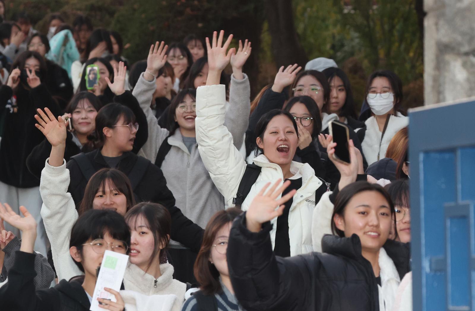 2026학년도 대학수학능력시험일인 13일 오후 경기도교육청 제30지구 제20시험장인 수원시 팔달구 영복여자고등학교에서 수험생들이 시험을 마치고 나오고 있다. 2025.11.13/뉴스1
