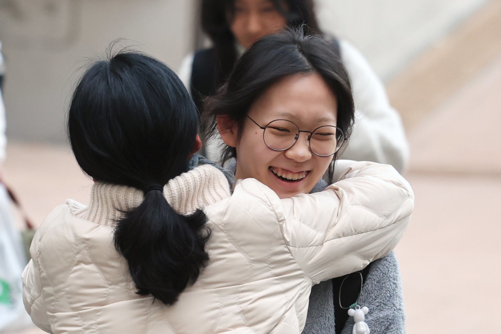 2026학년도 대학수학능력시험일인 13일 오후 서울특별시교육청 13지구 제14시험장인 서울 영등포구 여의도여자고등학교에서 수험생이 교문을 나서며 부모님과 포옹을 하고 있다. 2025.11.13/뉴스1