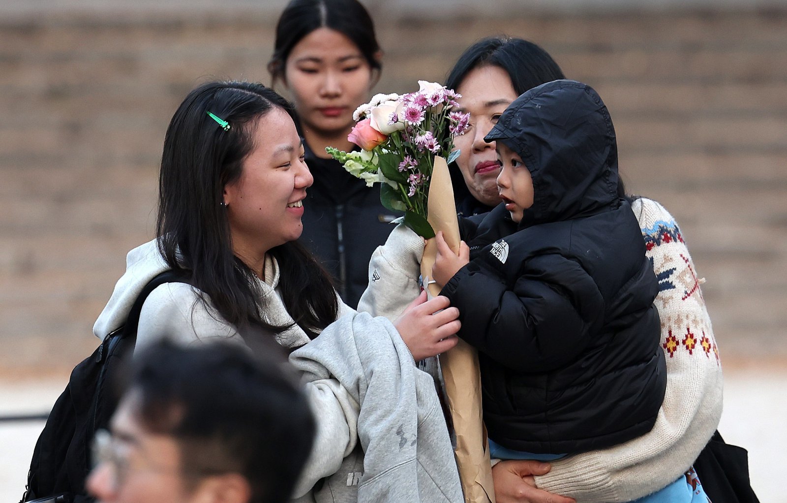 13일 오후 서울 중구 이화여자외국어고등학교에서 2026학년도 대학수학능력시험을 마친 수험생이 환한 얼굴로 시험장을 나서며 가족의 축하를 받고 있다. 2025.11.13/뉴스1