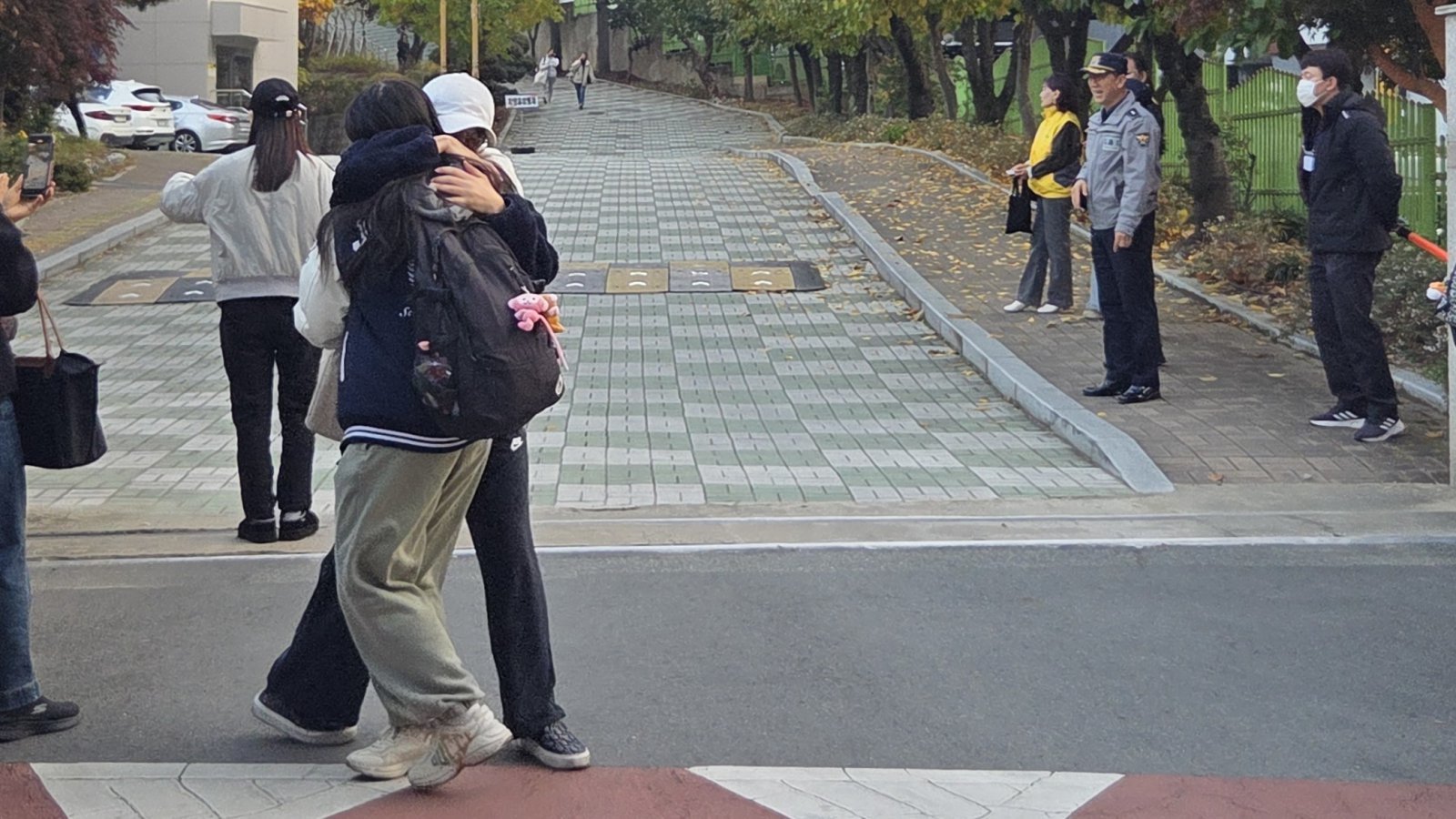13일 오후 대구 수성구 대구여고에서 2026학년도 수학능력시험을 마친 한 수험생이 어머니 품에 안겨 있다. 2025.11.13 뉴스1